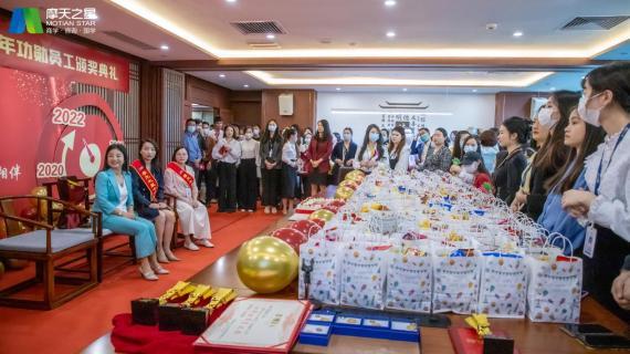 “ 感恩有你 · 一路相伴 ”名人堂10年功勋员工颁奖典礼圆满举办